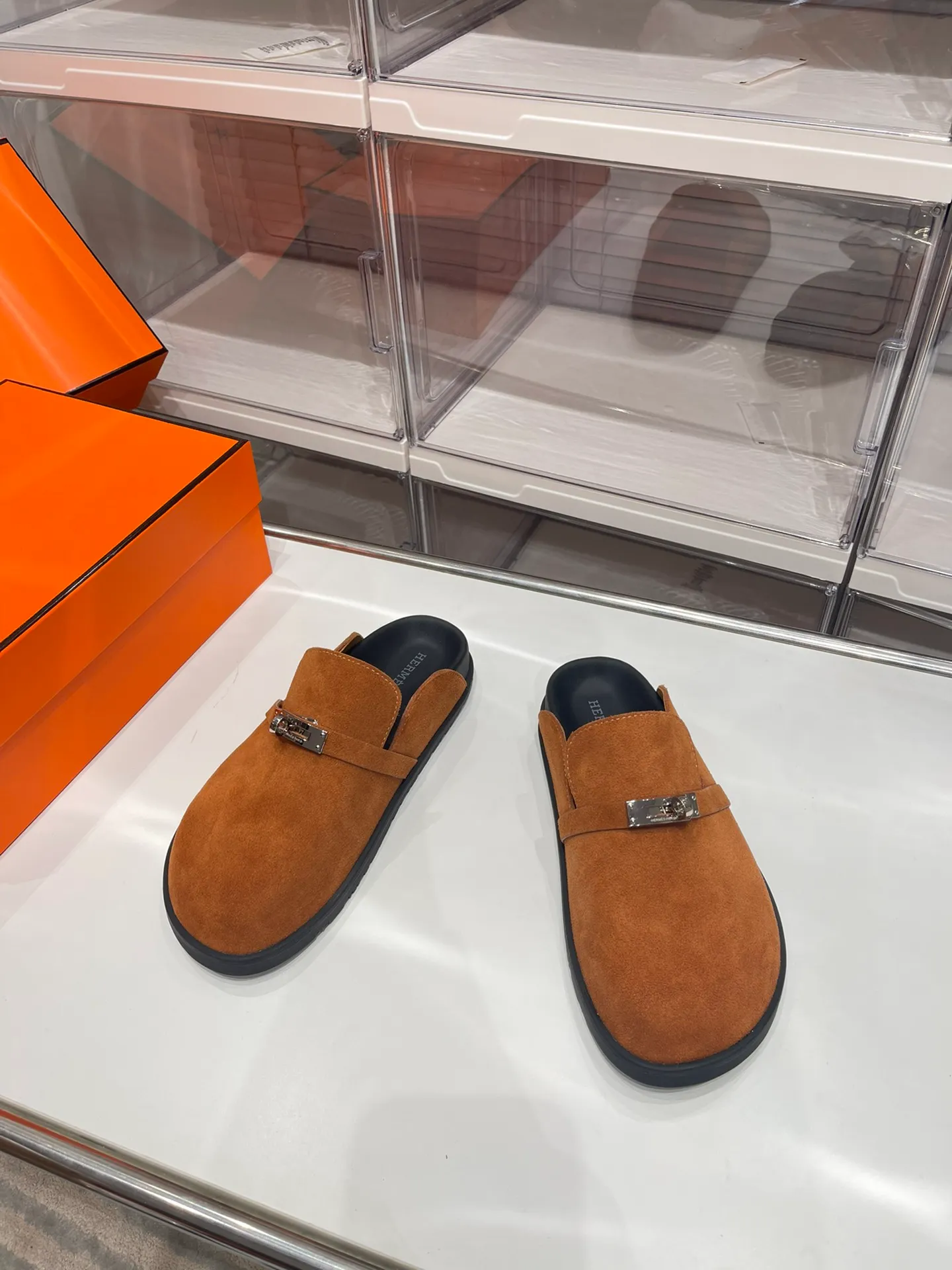 [H Family Hermès] P: 540💰 Size: Male 39-44 (45 46 customized) Female 35-40 (41 42 customized) HERMES Hermès latest kelly buckle couple style Birkenstock slippers, classic family language design! It looks good no matter how you match it! Casual and high-end feeling, the comfort is also great, paired with a variety of colorful socks, it gives a trendy and high-end feel ●Upper: imported cow suede ●Inner: imported sheepskin ●Foot pads: imported mixed sheepskin ●Outsole: Tpu non-slip and wear-resistant outsole